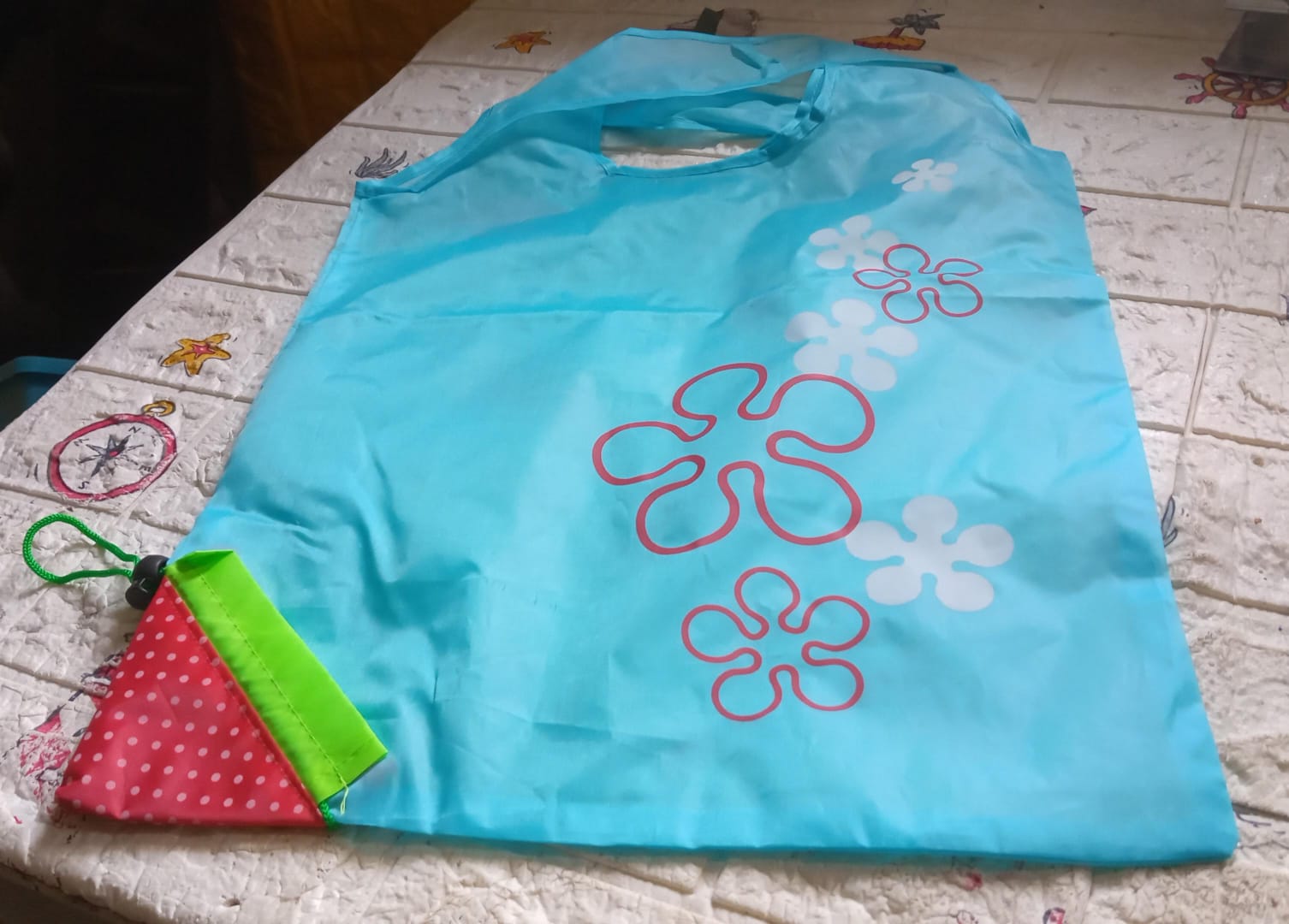 Washable and foldable reusable grocery bags with handles. Washable and foldable reusable grocery bags with handles.